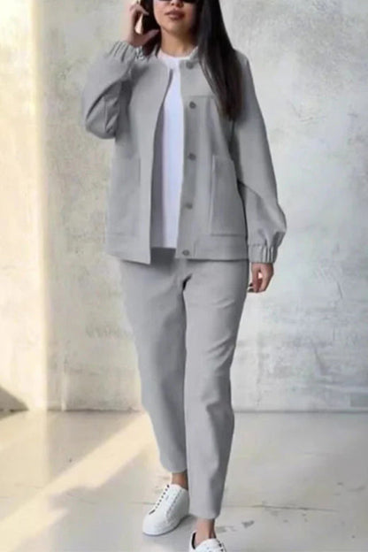 Conjunto de pantalón casual y top holgado de manga larga con bolsillos y botones en color liso