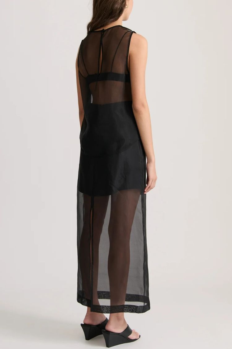 Conjunto moderno de camiseta extragrande con bolsillos de organza transparente y falda midi con abertura y tiro alto