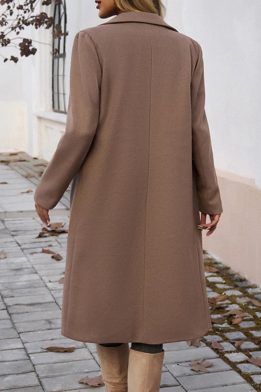 Abrigo de color caqui oscuro con botonadura sencilla, cuello de solapa y bolsillos con solapa