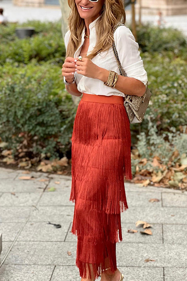 Falda elegante de corte entallado con flecos