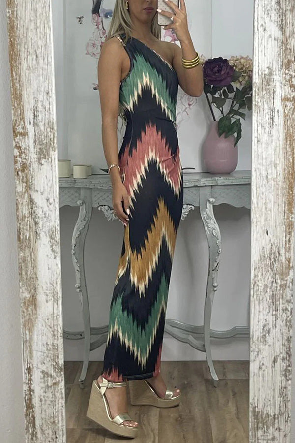 Vestido ajustado con estampado floreciente y hombros inclinados irregulares 