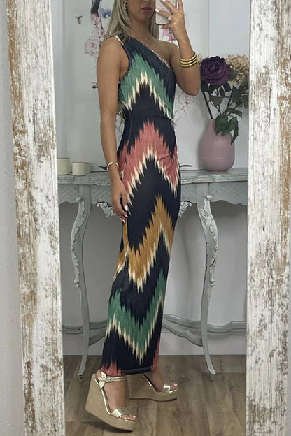 Vestido ajustado con estampado floreciente y hombros inclinados irregulares 