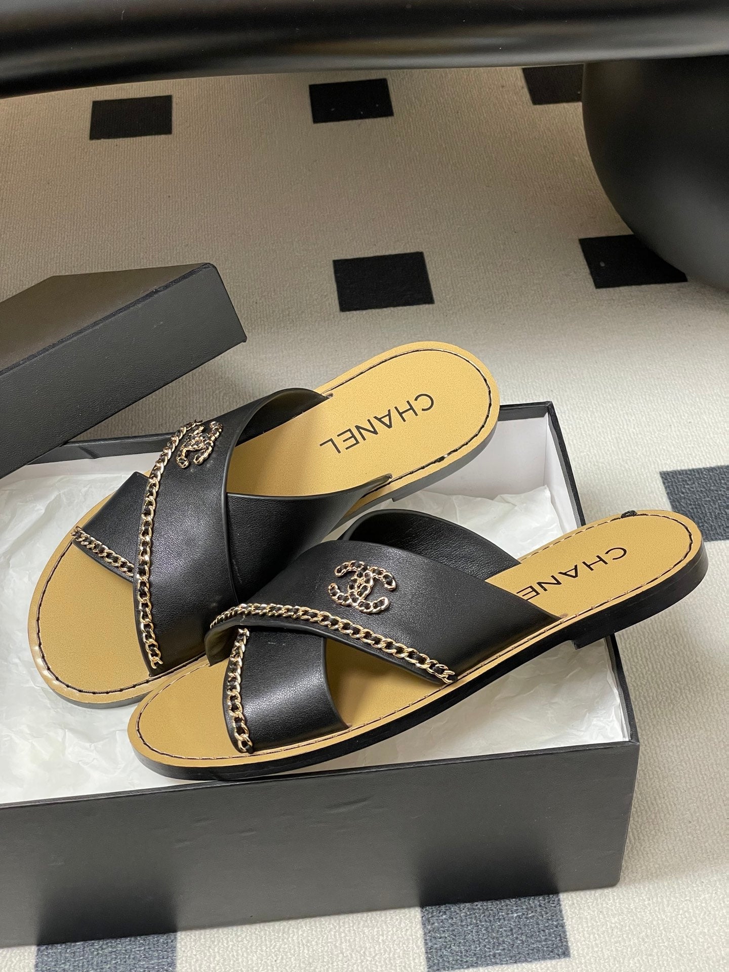 CC 26 Criss-cross Strap Slipper Black Beige Sheepskin 593304