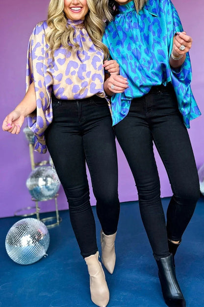 Blusa holgada con cuello alto y mangas murciélago con estampado de leopardo azul
