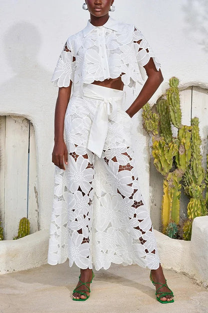 Conjunto de camisa corta con encaje floral y pantalones anchos con bolsillos y cinturón que redefinen la elegancia