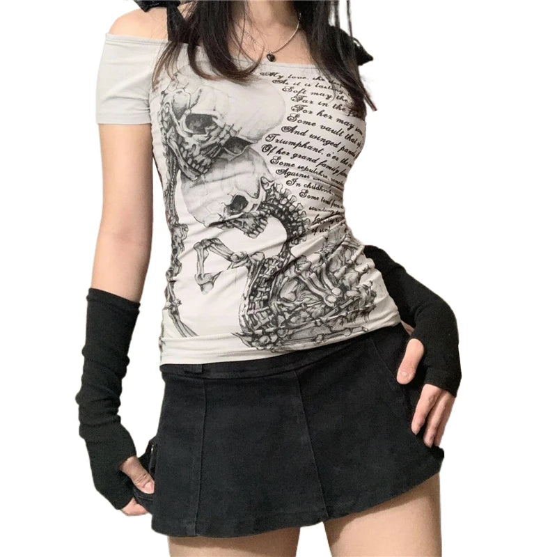 Camiseta de calavera gótica de los años 2000 para mujer, estética grunge, estilo hada, hombros descubiertos, manga corta, gráfica, ropa de calle Y2K