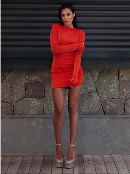 Vestido ajustado de manga larga de otoño para mujer, minivestido sexy ajustado con espalda descubierta y pliegues para fiesta y club de noche.