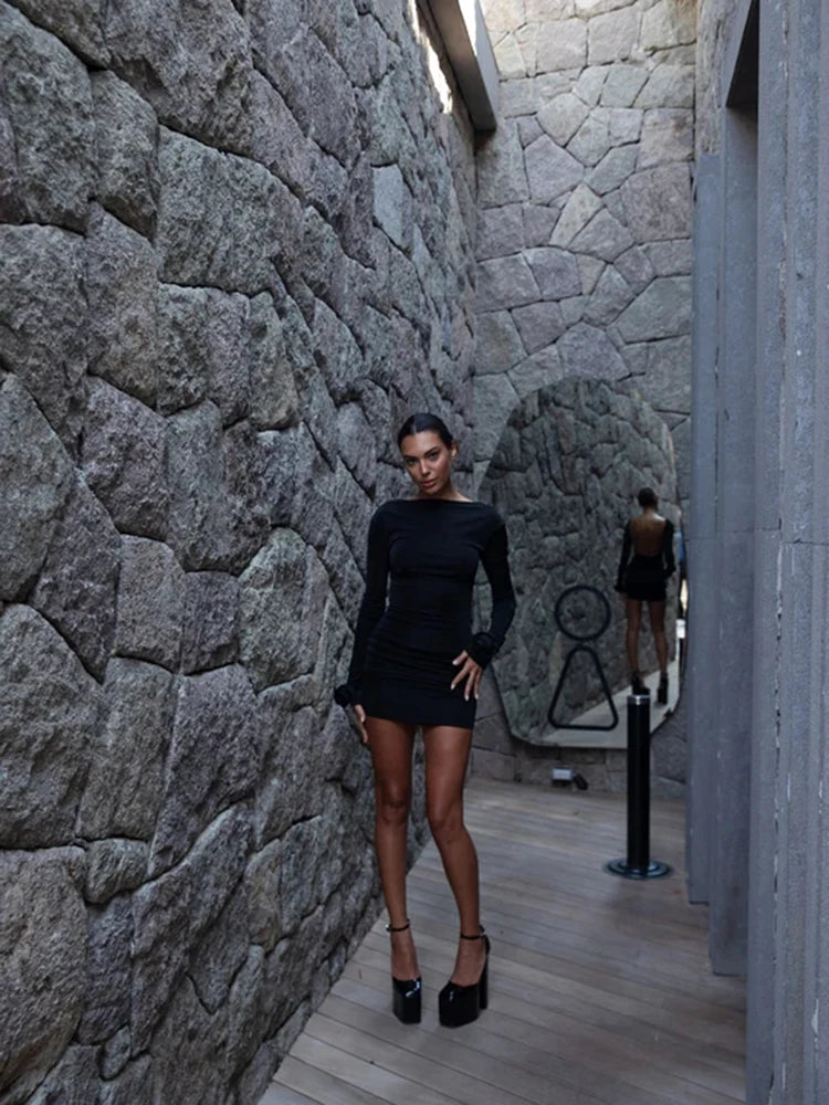 Vestido ajustado de manga larga de otoño para mujer, minivestido sexy ajustado con espalda descubierta y pliegues para fiesta y club de noche.