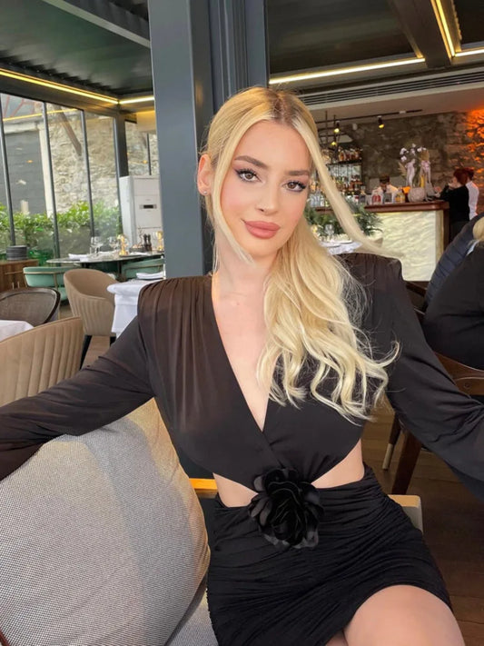 Vestido corto femenino de fiesta con escote en V profundo y flores 3D, minivestido sexy ajustado con espalda descubierta y mangas largas con pliegues para mujer