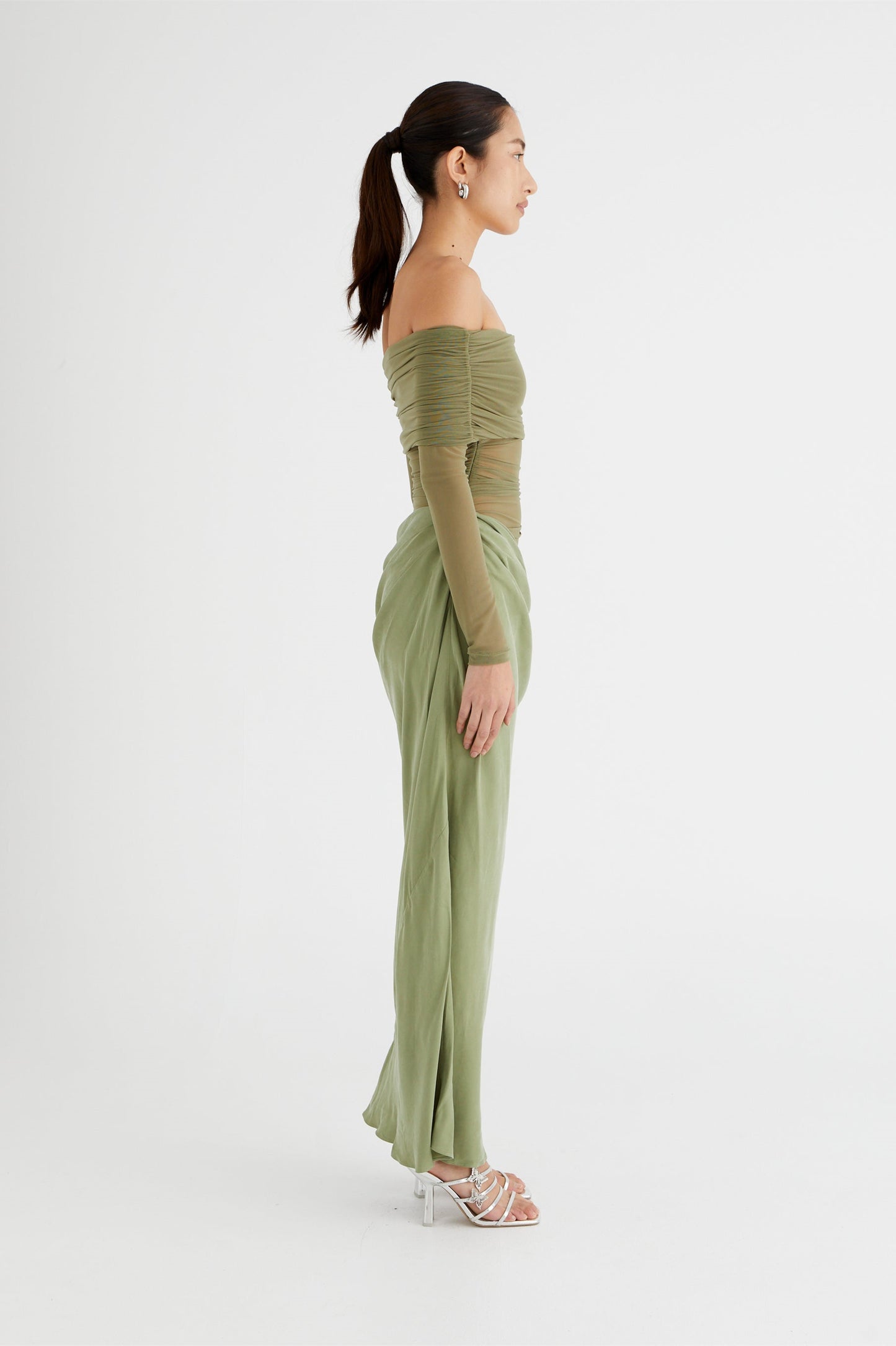 Vestido largo de malla transparente con hombros descubiertos Lillian 