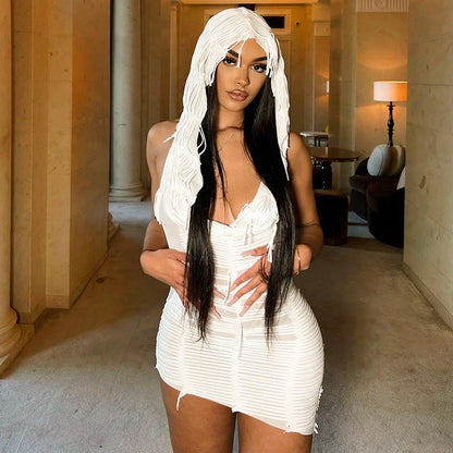 Vestido urbano blanco con capucha, cuello alto, sin mangas y borlas