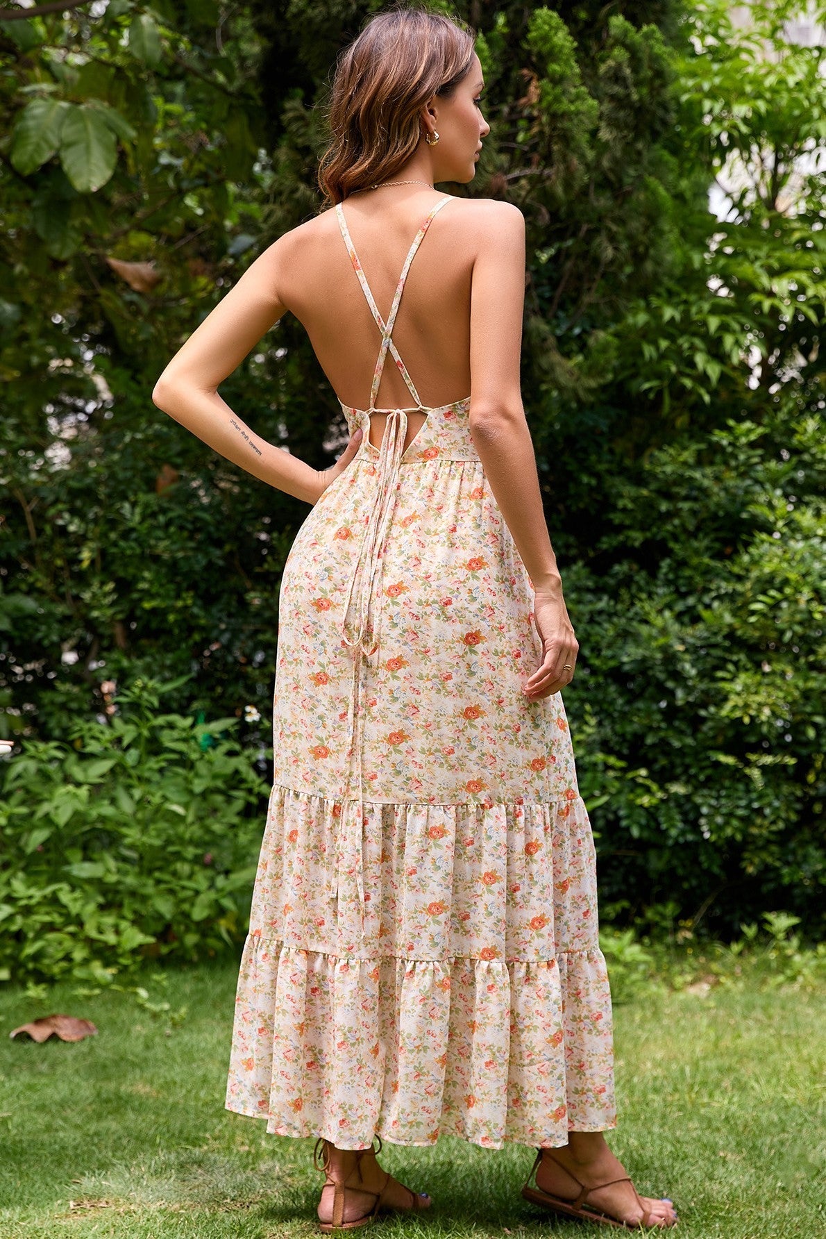 Vestido largo sin espalda con estampado floral de Cami 