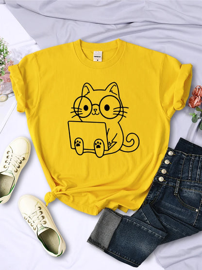 Camiseta con bocetos de gatos para mujer, estilo casual, con personalidad y tendencia, ropa urbana creativa, manga corta.