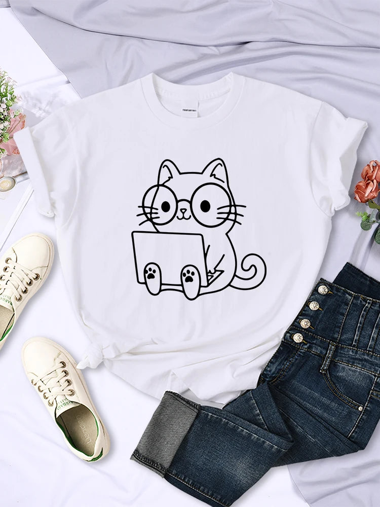 Camiseta con bocetos de gatos para mujer, estilo casual, con personalidad y tendencia, ropa urbana creativa, manga corta.