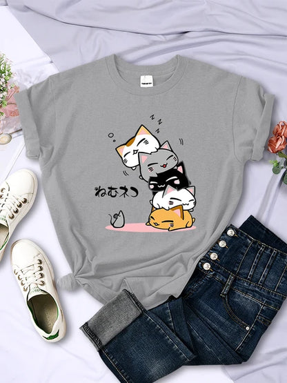 Camiseta para mujer con estampado "No veo al ratón", cómoda y suave, con diseño de gatos apilados durmiendo. Ropa creativa y de moda.