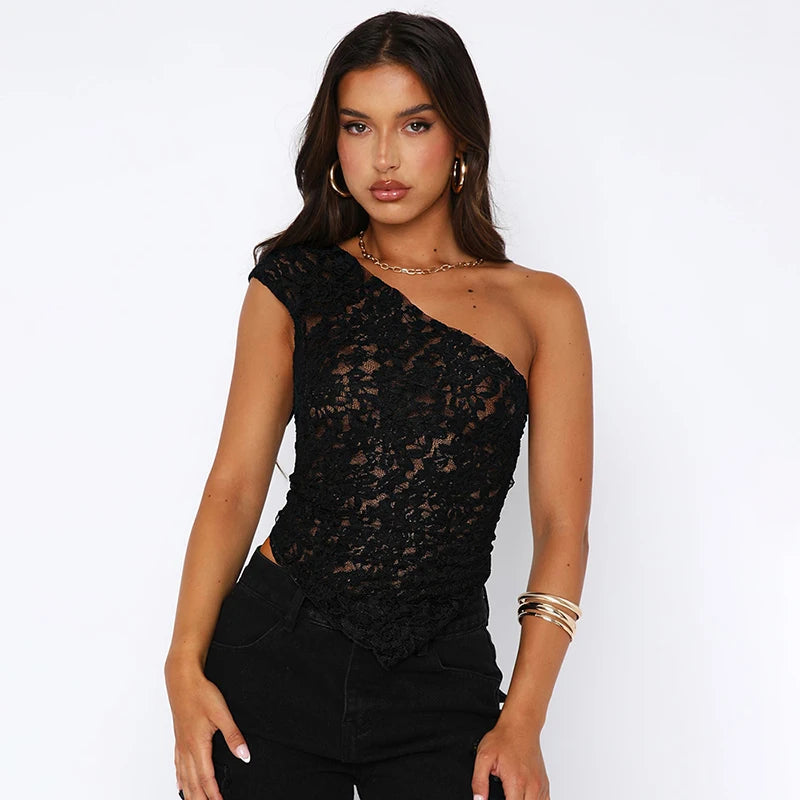 Top de encaje con escote inclinado, hombros descubiertos, dobladillo irregular, sexy, transparente, color sólido, un hombro, sin mangas, top corto sin espalda