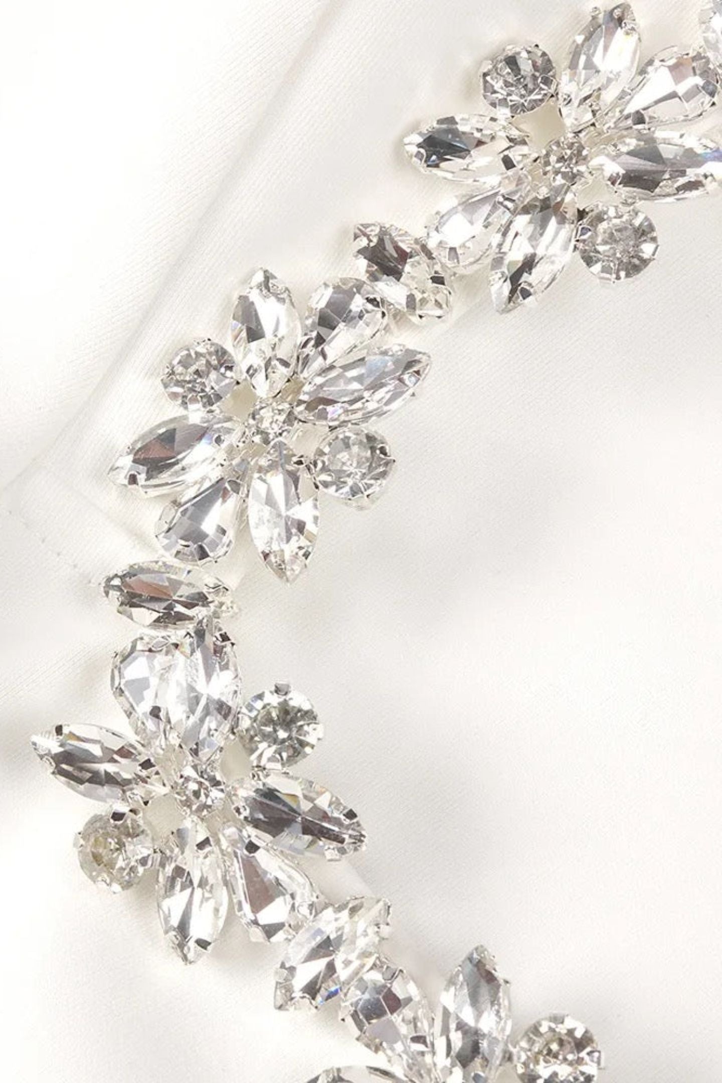 Vestido mini Alexia con cuello cuadrado y ribete de diamantes de imitación 