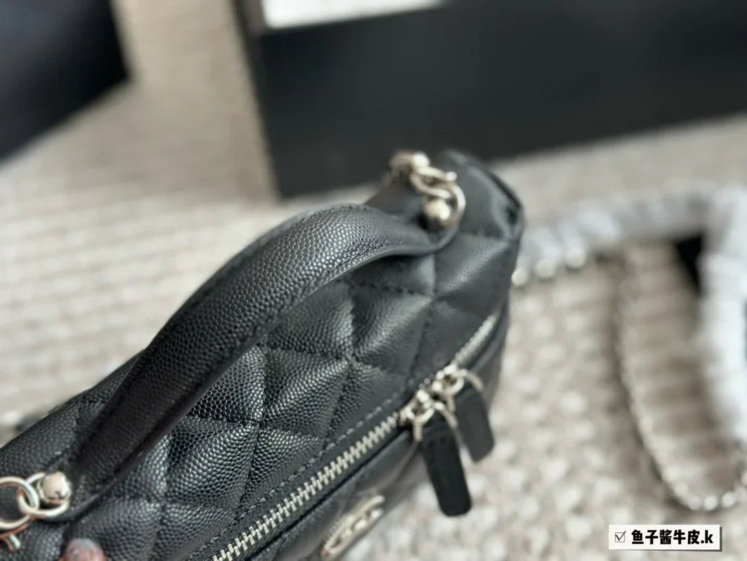 CHANEL New Handbag In Black Size 20x13cm
