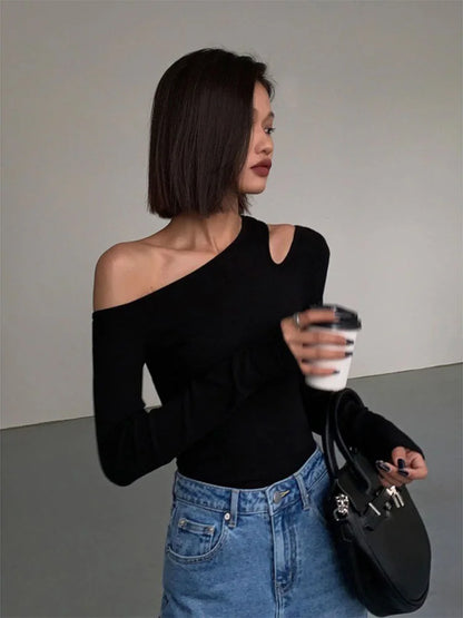 Camisetas de manga larga con cuello al bies y hombros descubiertos para mujer, primavera 2025, nuevas, lisas, ajustadas, cortas, sexis, con aberturas.