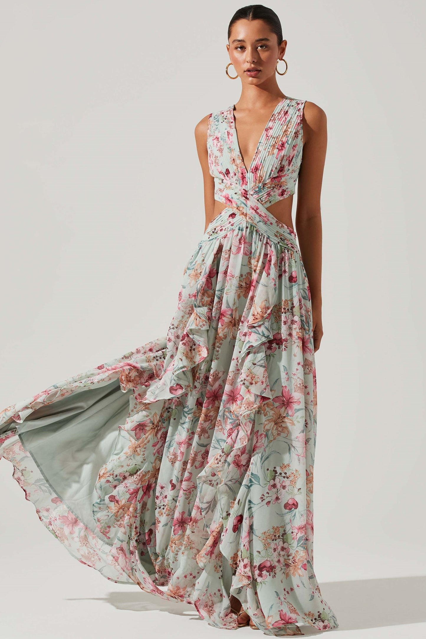 Vestido largo floral con escote en V, plisado, abertura y volantes en el bajo 