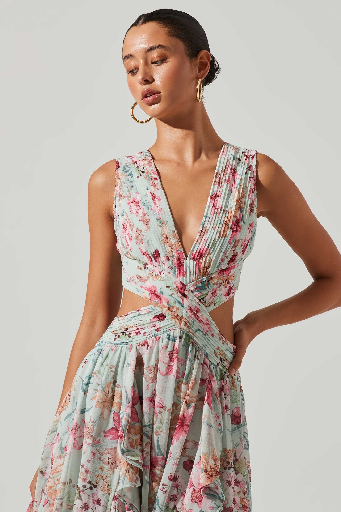Vestido largo floral con escote en V, plisado, abertura y volantes en el bajo 
