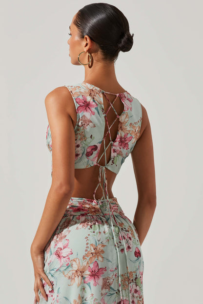 Vestido largo floral con escote en V, plisado, abertura y volantes en el bajo 