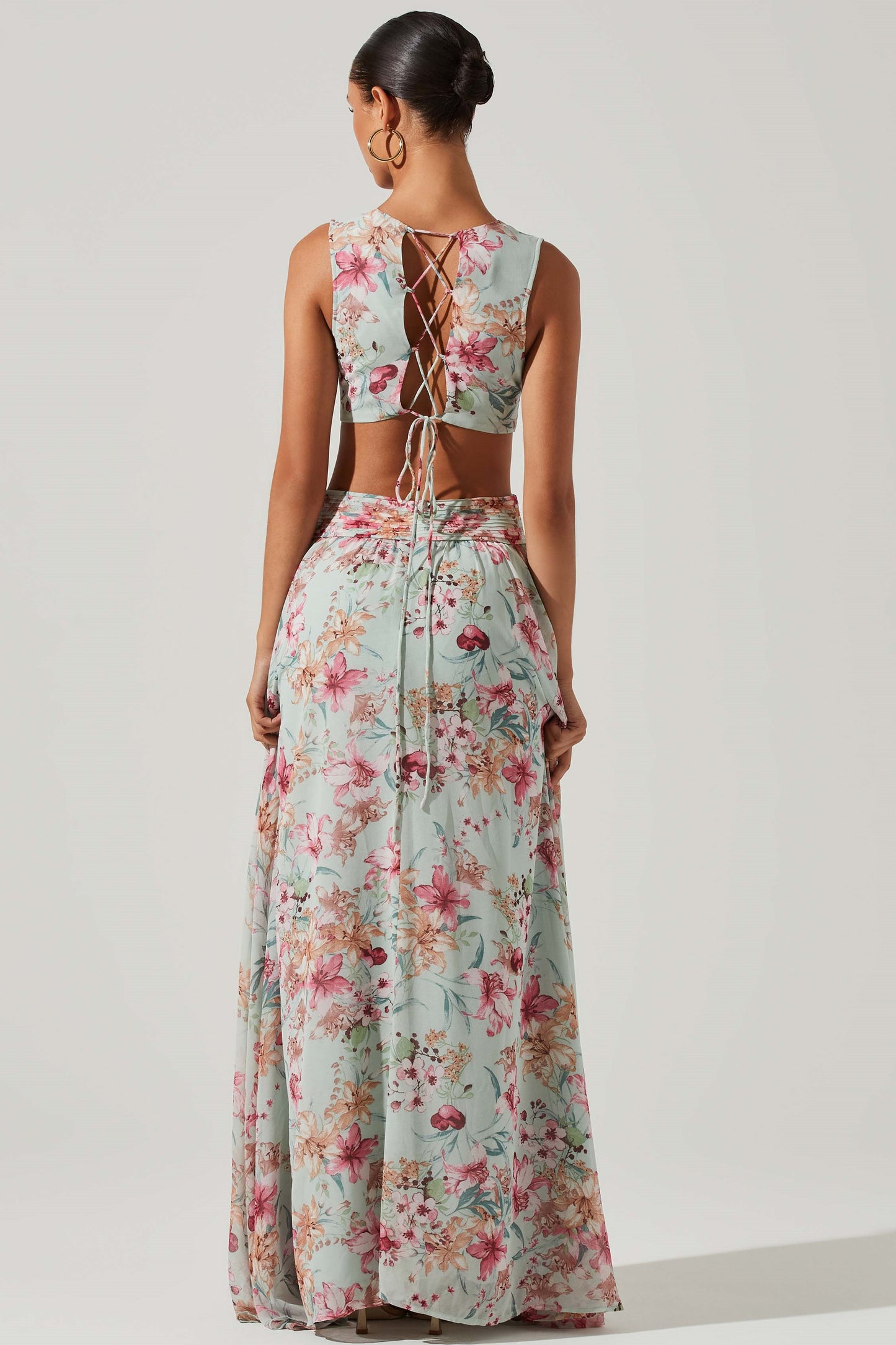 Vestido largo floral con escote en V, plisado, abertura y volantes en el bajo 