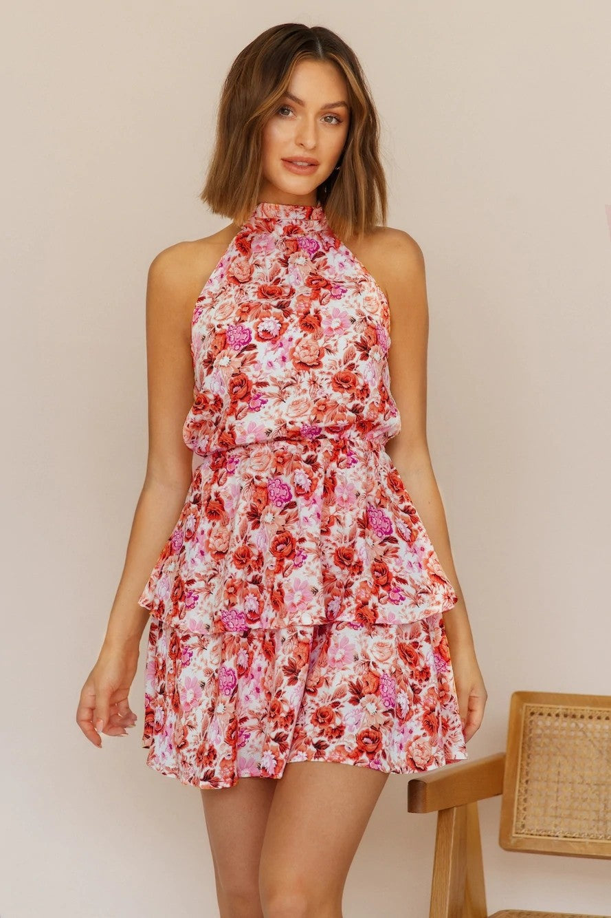 Minivestido floral con cuello halter, espalda descubierta y dobladillo con volantes 