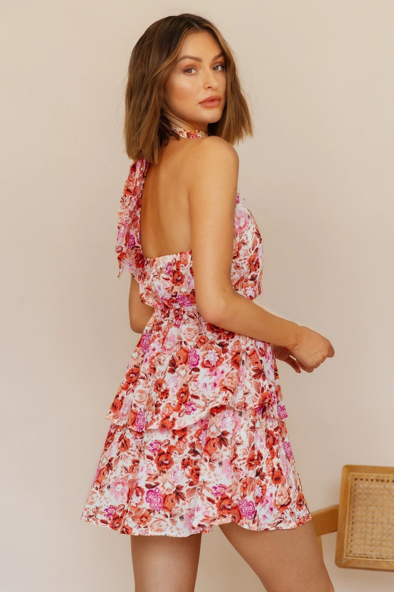 Minivestido floral con cuello halter, espalda descubierta y dobladillo con volantes 