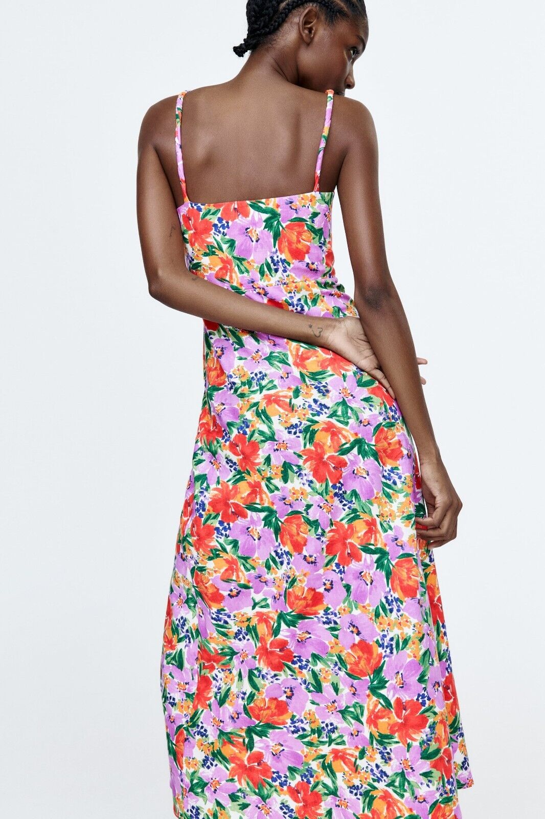 Vestido midi con abertura y tirantes finos y botones florales 