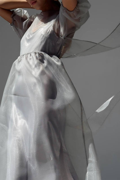 Vestido midi Claire de organza transparente con mangas abullonadas 