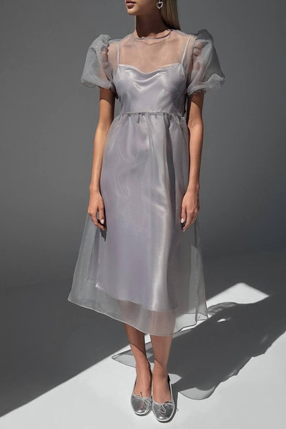 Vestido midi Claire de organza transparente con mangas abullonadas 