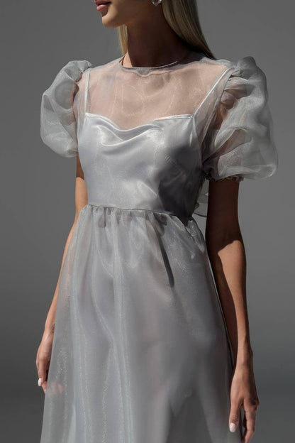 Vestido midi Claire de organza transparente con mangas abullonadas 