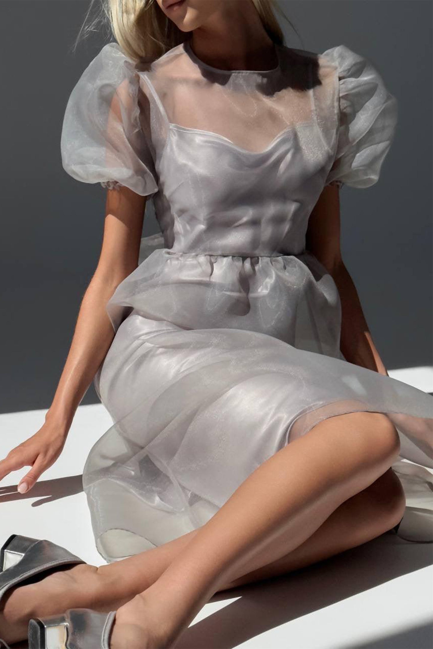 Vestido midi Claire de organza transparente con mangas abullonadas 