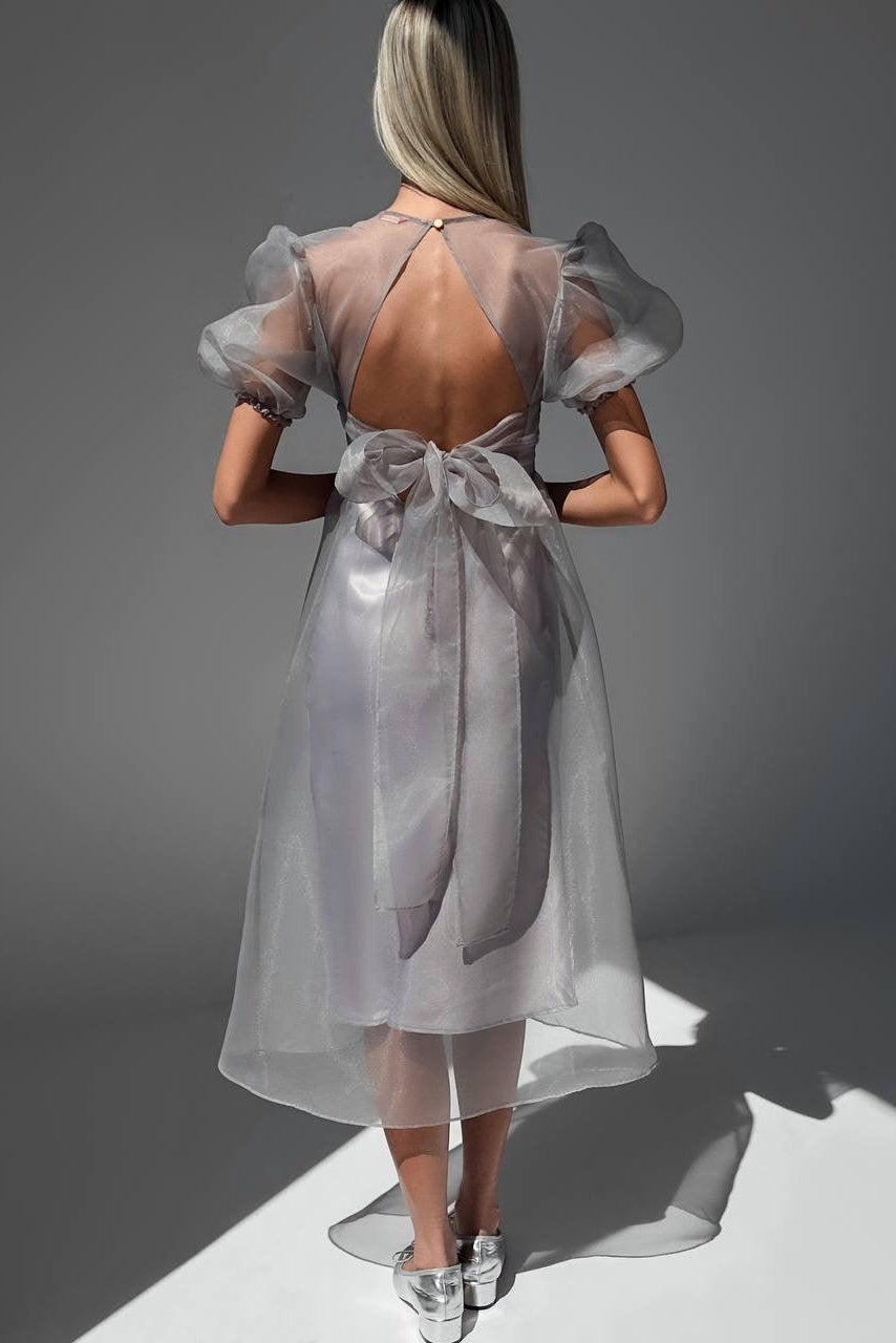 Vestido midi Claire de organza transparente con mangas abullonadas 
