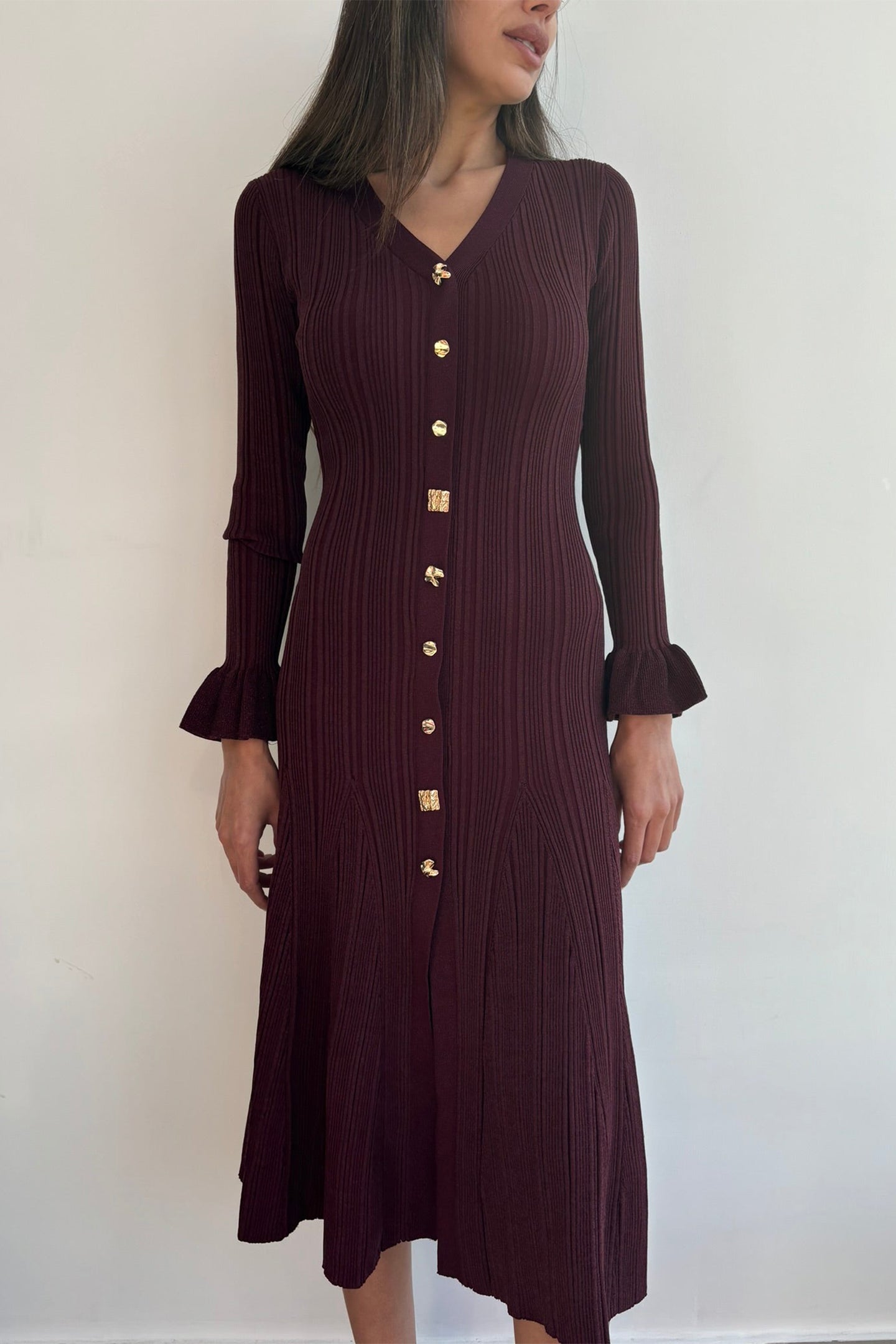 Vestido midi de punto con puños acampanados y escote en V Bernice 