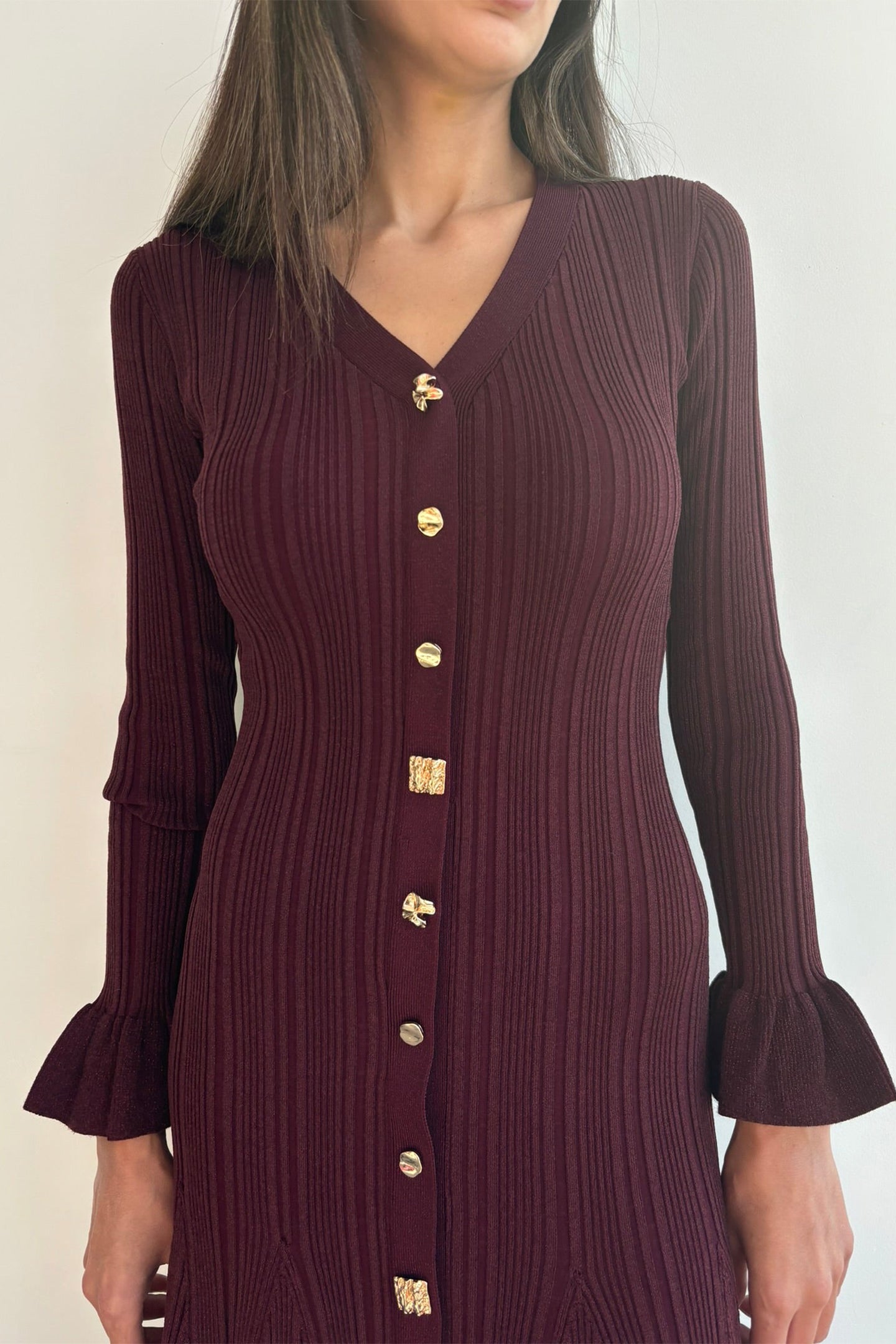 Vestido midi de punto con puños acampanados y escote en V Bernice 