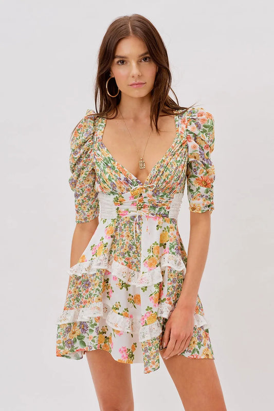 Minivestido floral con escote en V, mangas abullonadas y dobladillo con volantes 