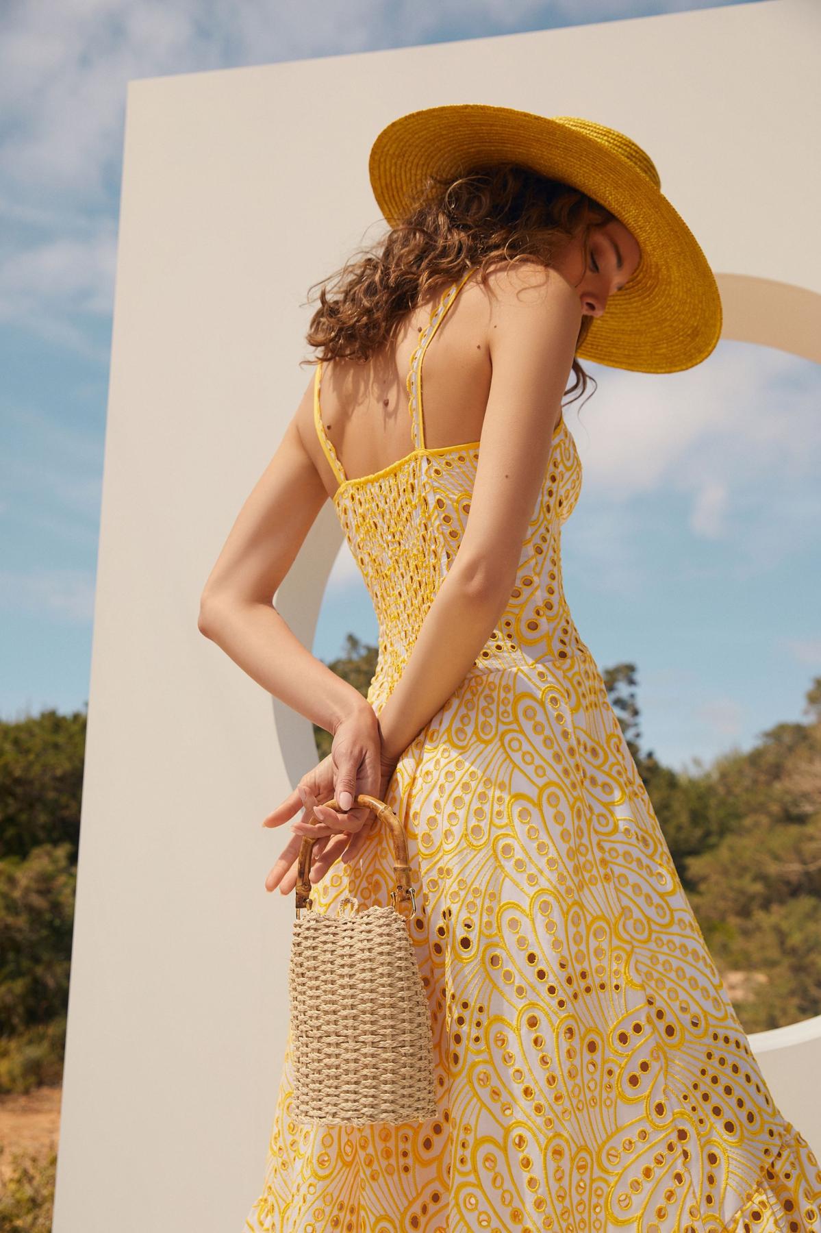 Vestido midi de tirantes con volantes y botones de encaje 