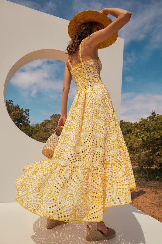 Vestido midi de tirantes con volantes y botones de encaje 