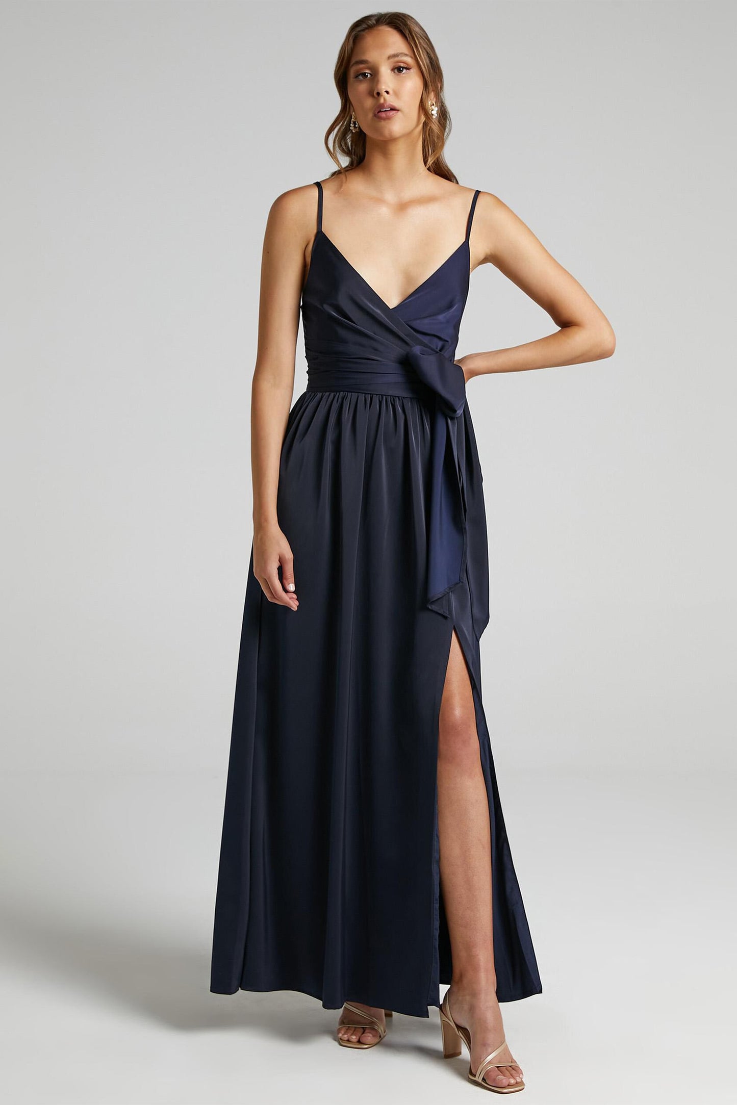 Vestido largo azul con escote en V, plisado, cruzado y abertura con cordones 