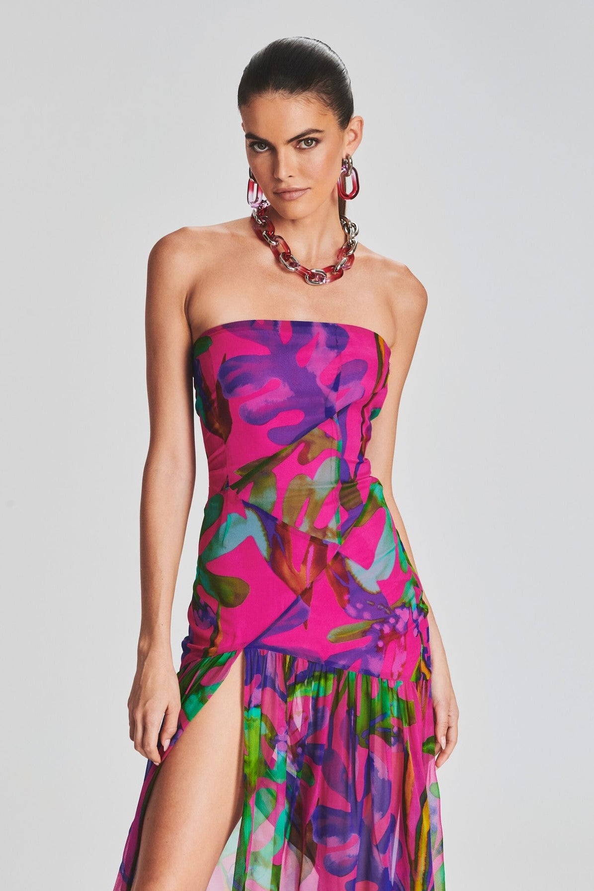Vestido largo floral con escote tubo y espalda descubierta 