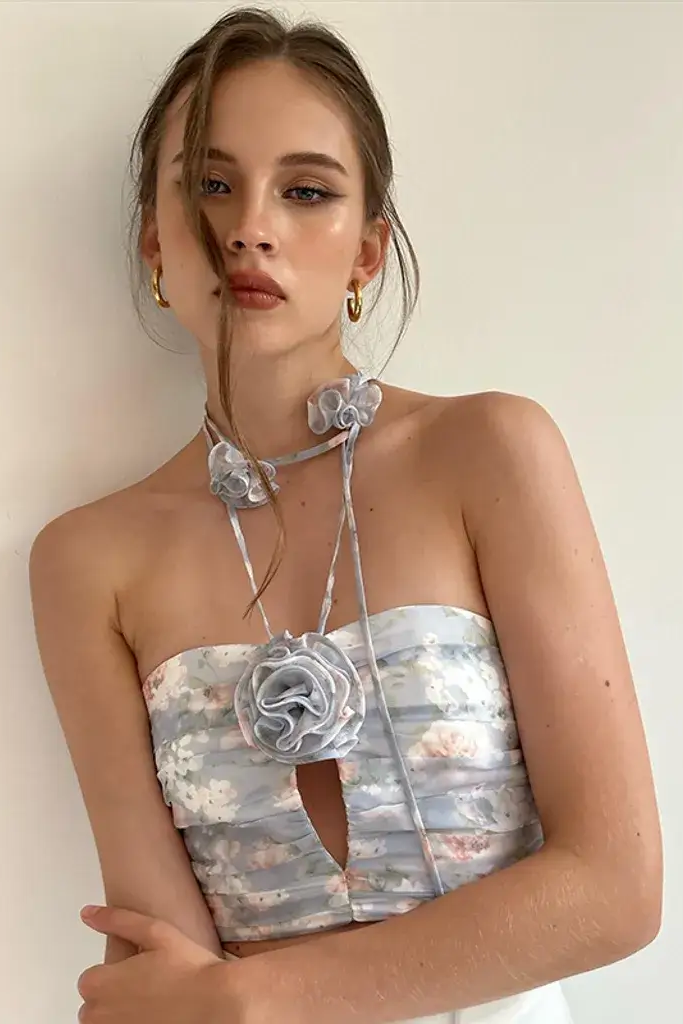 Top floral con cuello halter y espalda descubierta 