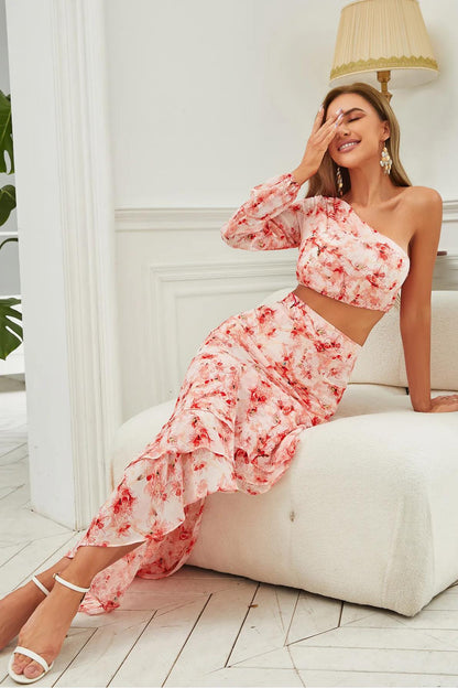 Conjunto de dos piezas con falda larga con volantes y un solo hombro con estampado floral 