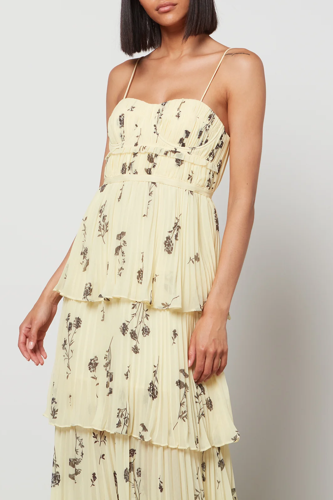 Vestido midi de tirantes finos con espalda descubierta, fruncido y bajo con volantes 