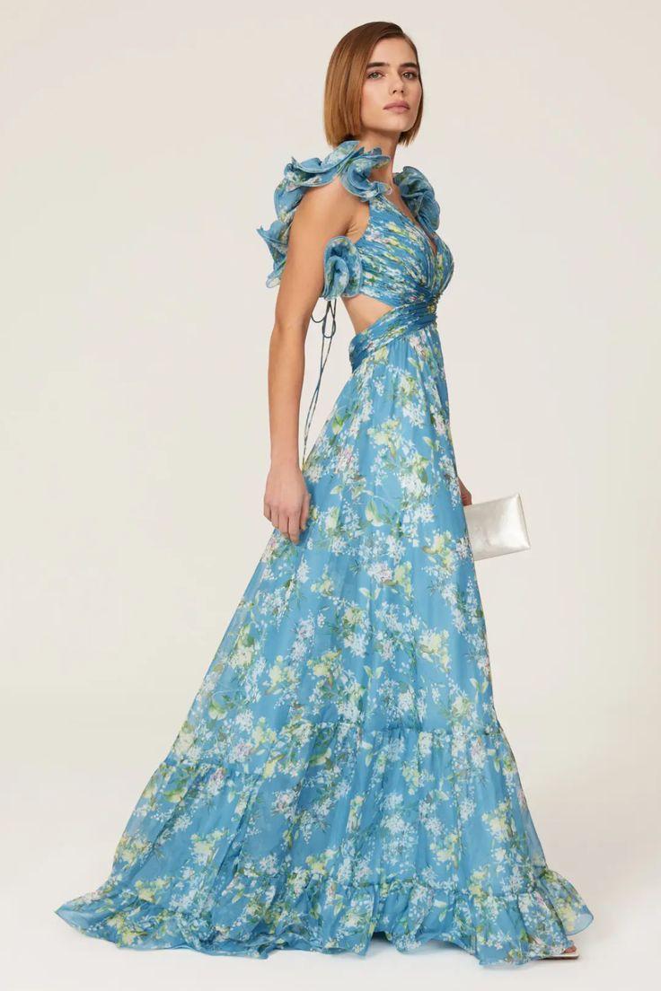 Vestido largo azul con escote en V y volantes recortados con flores 