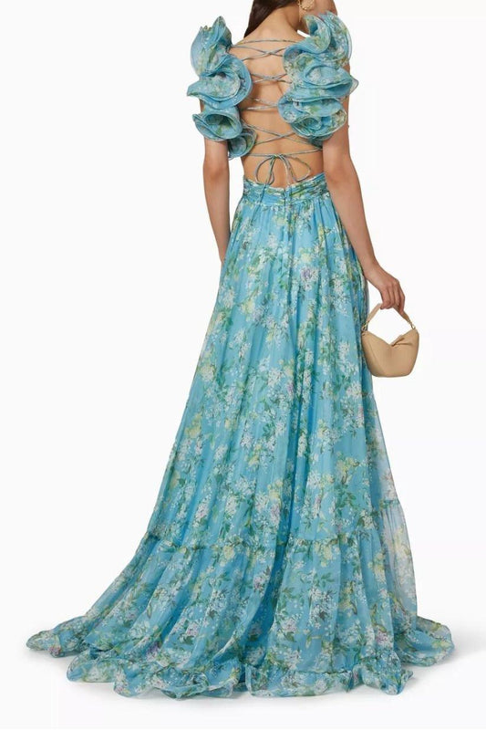 Vestido largo azul con escote en V y volantes recortados con flores 
