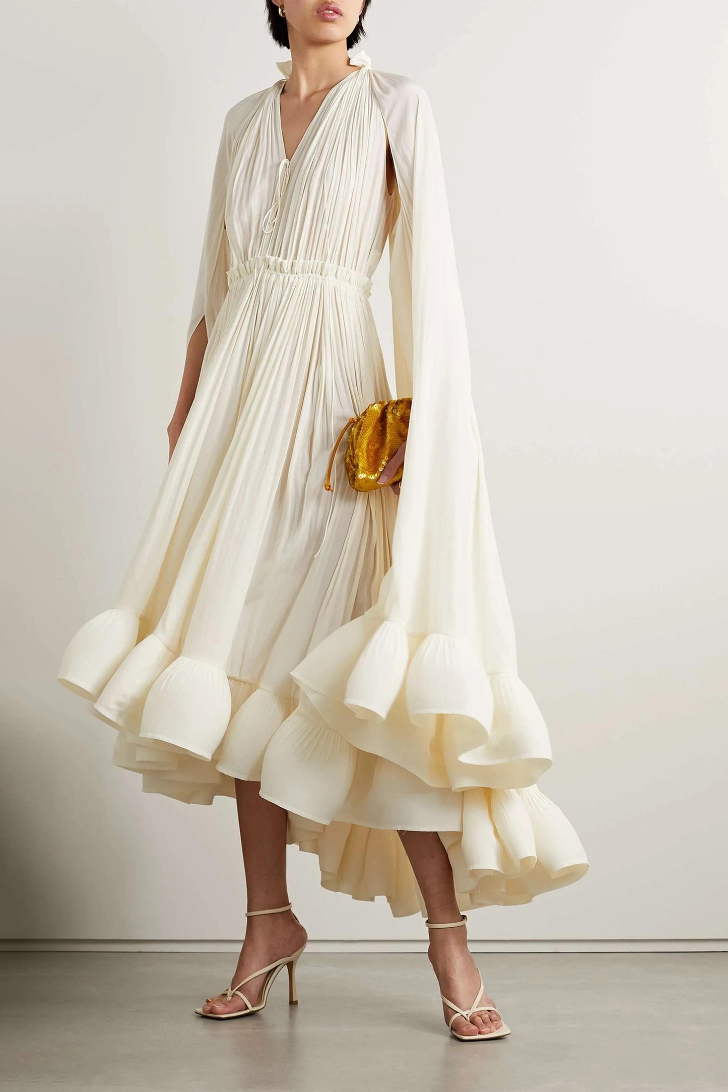 Vestido midi con cuello en V, capa con volantes en el dobladillo y dobladillo amplio en beige 