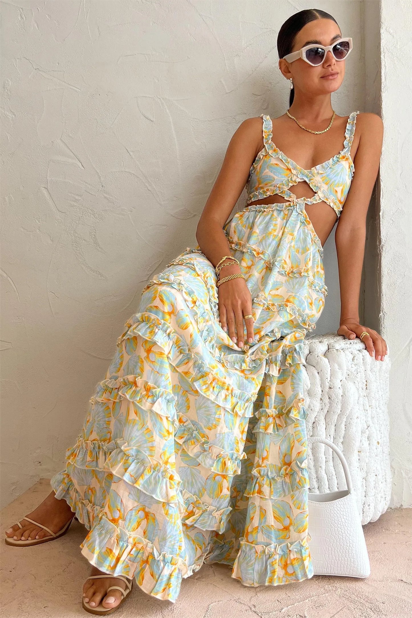 Vestido largo camisola con volantes y cordones recortados 