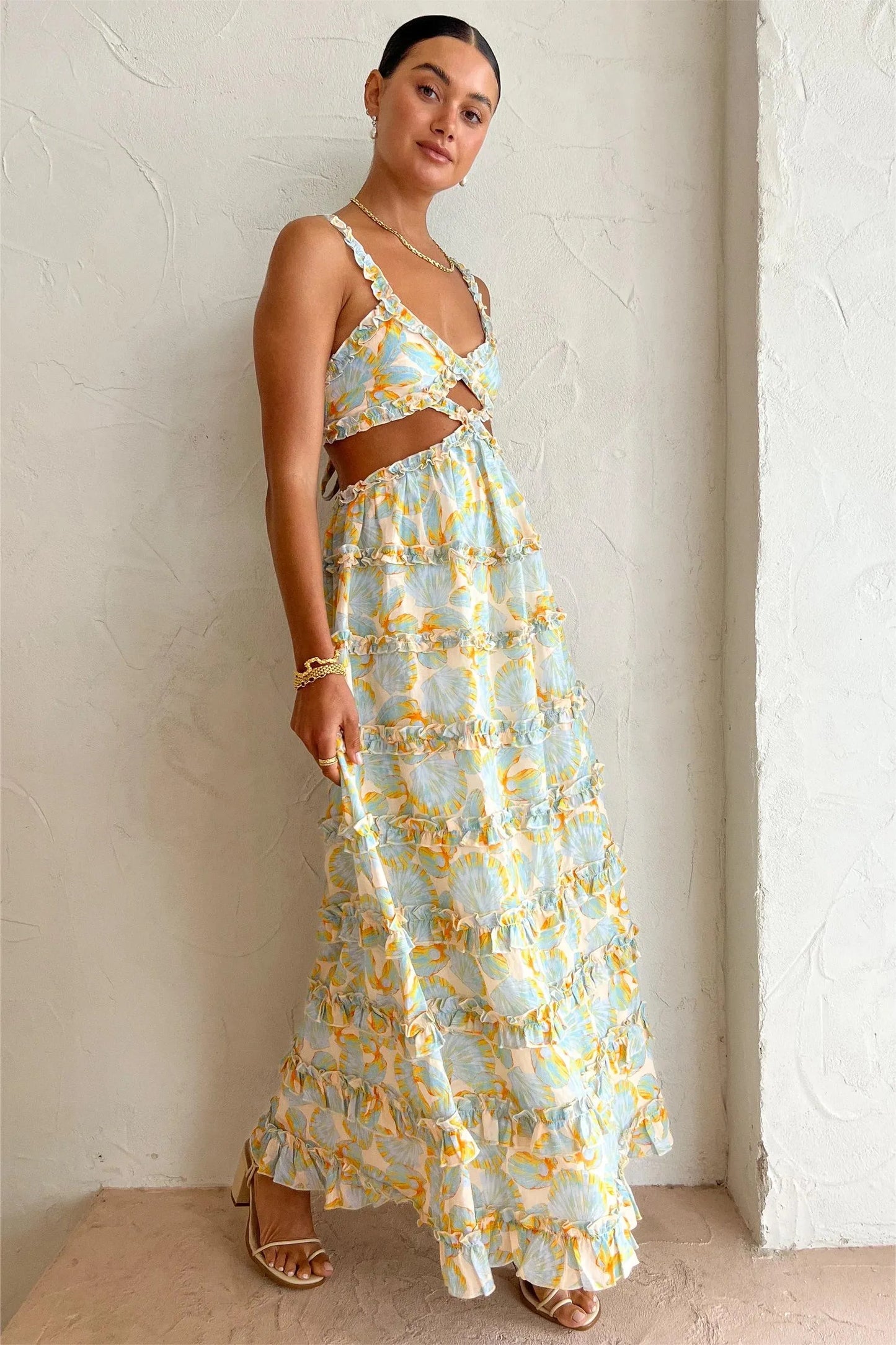 Vestido largo camisola con volantes y cordones recortados 